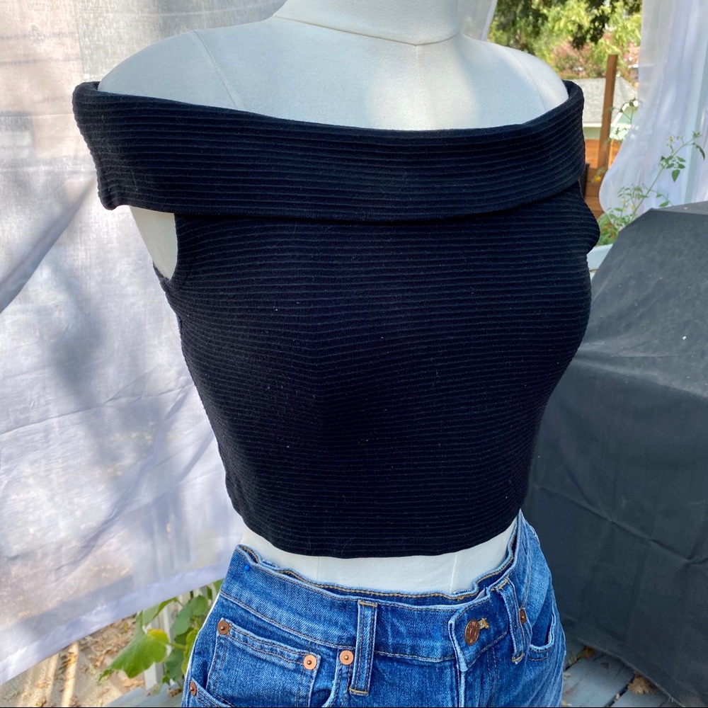 SALE Vintage 1990’s black peg bundy crop top